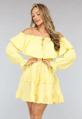 Mehrlagiges gelbes Sommerkleid mit Rüschen und Schleifendetail