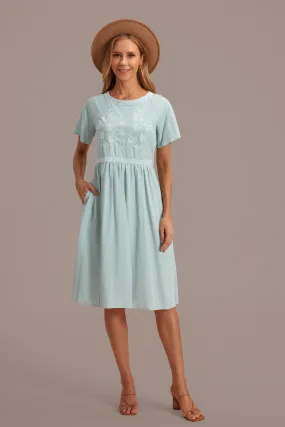 Salbeiblaues, kurzärmliges Midikleid mit Blumenstickerei und Rundhalsausschnitt
